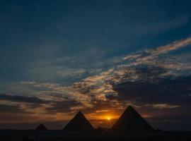 Pyramids Acme Inn, hotel in Nazlat as Sīsī