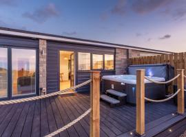 NDR Sea view Three bedroom Residence with private hot tub, hotel med pool i Ilfracombe