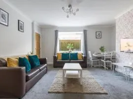 House - Sleeps 4 - Pet friendly - Garden - Parking
