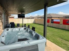 Hot Tub and Game Room Raider Resort in Lubbock, Hotel in Doud