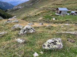 Guest house River side, hotel di Adishi