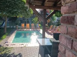 Ferienhaus auf einer Ebene für 25 Personen mit eigenem Garten und Pool