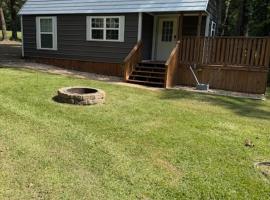 Trails , Tails , and Scales Cabin 2, villa sihtkohas Burkeville