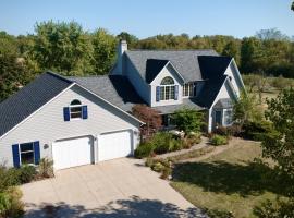 Spacious 5 bedroom 16 plus guests on 14 acres with fishing pond, hotel en Lagrange