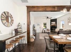 Windsor Farmhouse Family Fun, Yard and Fireplace, hotel v destinaci Windsor