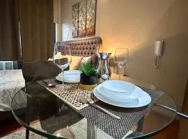 Condo Living - Pool, Balcony, Gym, Fast WiFi