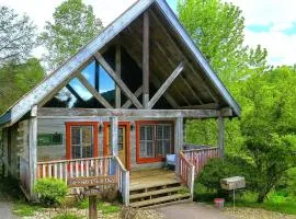 Adorable Shut'er Inn-FREE Tickets- 1 mile to downtown Pigeon Forge