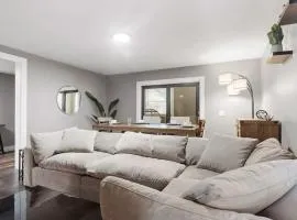 Upscale 2 Story Apartment with 8 beds and Free Parking, walkable to S Highland ave