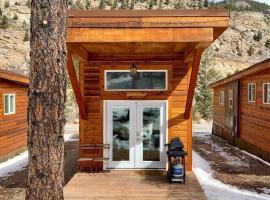 Aspen Cabin at Base Camp Lodging Company, pet-friendly hotel in Lawson