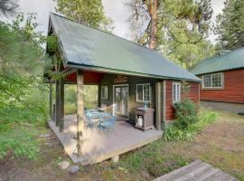 Ski, Hike, Relax By Water Rustic McCall Tiny Home, Hotel in McCall