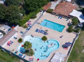 Les bruyères 58 - Mobil home dans camping familial piscine chauffée - wifi, ξενοδοχείο σε Sainte-Eulalie-en-Born