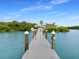 Navigate Stays Private Home with Pool Hot-Tub & Dock, hotel in Crawl Key Number Two