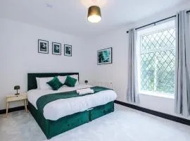 Bright & Spacious 4-Bed Home in Darwen Town by Eason Stays, Perfect for Contractors, Business Travellers & Groups - with Free Parking!
