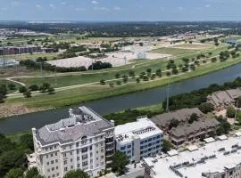 Queen Downtown Views Riverfront Stay Free Parking