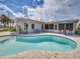 Sunset Views and Hot Tub Lakefront Holiday Retreat!, hotel v destinaci Holiday