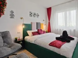 Full Kitchen AC CityView Free Public Parking 2 Bedroom Apartment