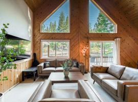 Hearthlight Cabin at Tahoe Donner by Tahoe Getaways - Pet-Friendly 3BR w Guest Suite, ξενοδοχείο σε Donner Pines Tract