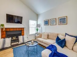3 Mi to Downtown Dallas Sleek Condo with Patio