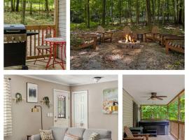 Modern decor, Hot Tub, Fire Pit, Grill, & Games, hotel di Berkeley Springs