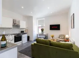 Contractor-Friendly 4-Bed 2-Bath Apartment, fast WiFi, central Redcar