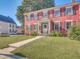 Hike and Leaf Peep Couples Retreat in Waterbury!, Hotel in Waterbury