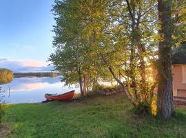Villa Salme lemmikkiystävällinen mökki Taivalkoskella Jokijärven rannalla, hotel a Taivalkoski