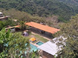 Franklin Hostel & Camping, albergue en Coroico