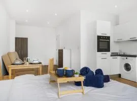 Private Studio Apartment with Parking