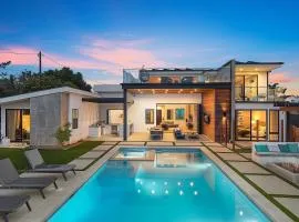 Luxury Stay with Pool, Spa, Fire Pit, Outdoor Lounge & Stunning Ocean Views, Encinitas Retreat