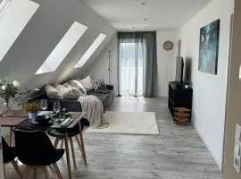 CLUBHAUS 6 - gemütliche DG-Wohnung mit Balkon, Badewanne & Netflix