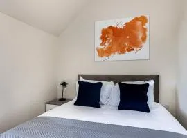 City Service Lets - Large Cheam Village 1 bed Apartment with Free parking - Fantastic Transport Links
