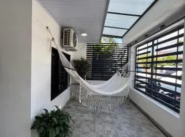 Casa bonita y cómoda con antejardín Barrio Jardín 2-4 personas