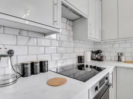 Modern 3BR Escape, Work & Relax, Fast Links to London, Free Parking, hotel in Chigwell