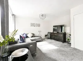Modern 3-Bedroom Maisonette with Free Parking in Epping