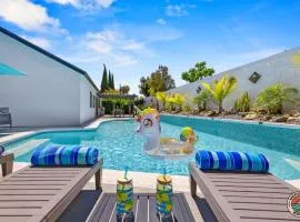 Modern Lux 4 BR Home- Pool, Spa and Gym