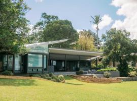 Maleny Scenic Retreat, hotel a Booroobin