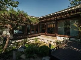 Bukchon Premium Hanok Cheongsudang Stay