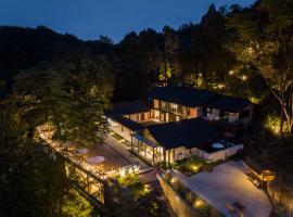 Qingcheng Mountain Jiuxipo · Mountain Stream Bamboo Forest Private Hot Spring Homestay, golf hotel in Jiezi Ancient Town