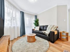 Stylish 2BR Fremantle Apartment with Pool Access, hotell i Fremantle