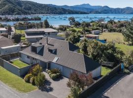 Coastal Sound - Waikawa Holiday Home, hotel in Waikawa