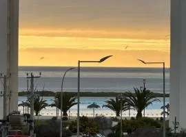 Dpto a pasos de playa, con terraza, vista al mar y faro
