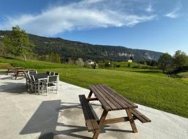 Les Chamois du Jura à Lajoux, khách sạn ở Lajoux