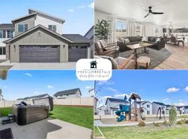 6BR Retreat with Playground Basketball & Sleeps 22