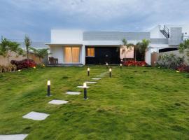 The Garden Retreat by StayJade- Pool- 2BHK- Lawn, hotel v destinaci Berikai