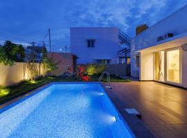 The Garden Retreat by StayJade- Pool- 2BHK- Lawn, hotel in Berikai