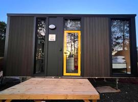 The Little Refuge by Tiny Away, hotell i Dunoon