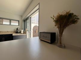 Maison rénovée avec patio plage à pied, hotel in Saint-Jean-de-Luz