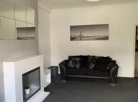 House - Sleeps 5 - Pet friendly - Garden - Parking, hotel em Saint Annes on the Sea