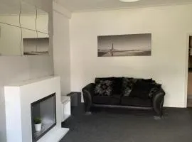 House - Sleeps 5 - Pet friendly - Garden - Parking