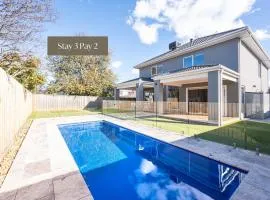 Solara House with Heated Pool and Cinema Room